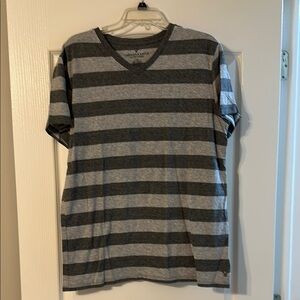 American Eagle Outfitters Gray Short Sleeve Tee